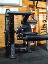 Leg Extension Leg Curl TITAN Pro - vista lateral en showroom